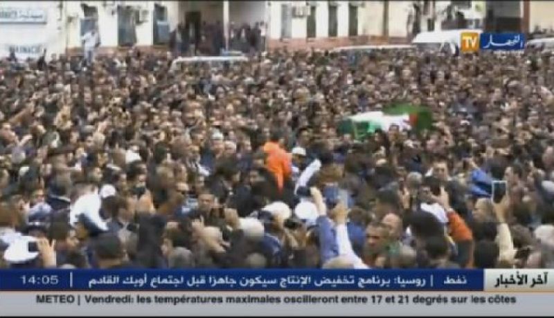 بالفيديو .. أحياء باب الواد تغص بآلاف المشييعين لجنازة الراحل عمر الزاهي